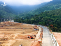 Giữa lòng di sản, "Thiên hạ đệ nhất hùng quan" Vinhomes Hải Vân Bay đang "thay da đổi thịt" từng giờ! Với sức mạnh chinh phục và uy tín từ chủ đầu tư Vinhomes, đại công trường lấn biển đang duy trì nhịp độ thi công thần tốc, hiện thực hóa tầm vóc của một đô thị biển đẳng cấp quốc tế