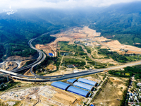 Giữa lòng di sản, "Thiên hạ đệ nhất hùng quan" Vinhomes Hải Vân Bay đang "thay da đổi thịt" từng giờ! Với sức mạnh chinh phục và uy tín từ chủ đầu tư Vinhomes, đại công trường lấn biển đang duy trì nhịp độ thi công thần tốc, hiện thực hóa tầm vóc của một đô thị biển đẳng cấp quốc tế