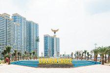 Tọa lạc tại trung tâm đại đô thị Vinhomes Grand Park, Quảng trường Golden Eagle là một trong những công trình biểu tượng