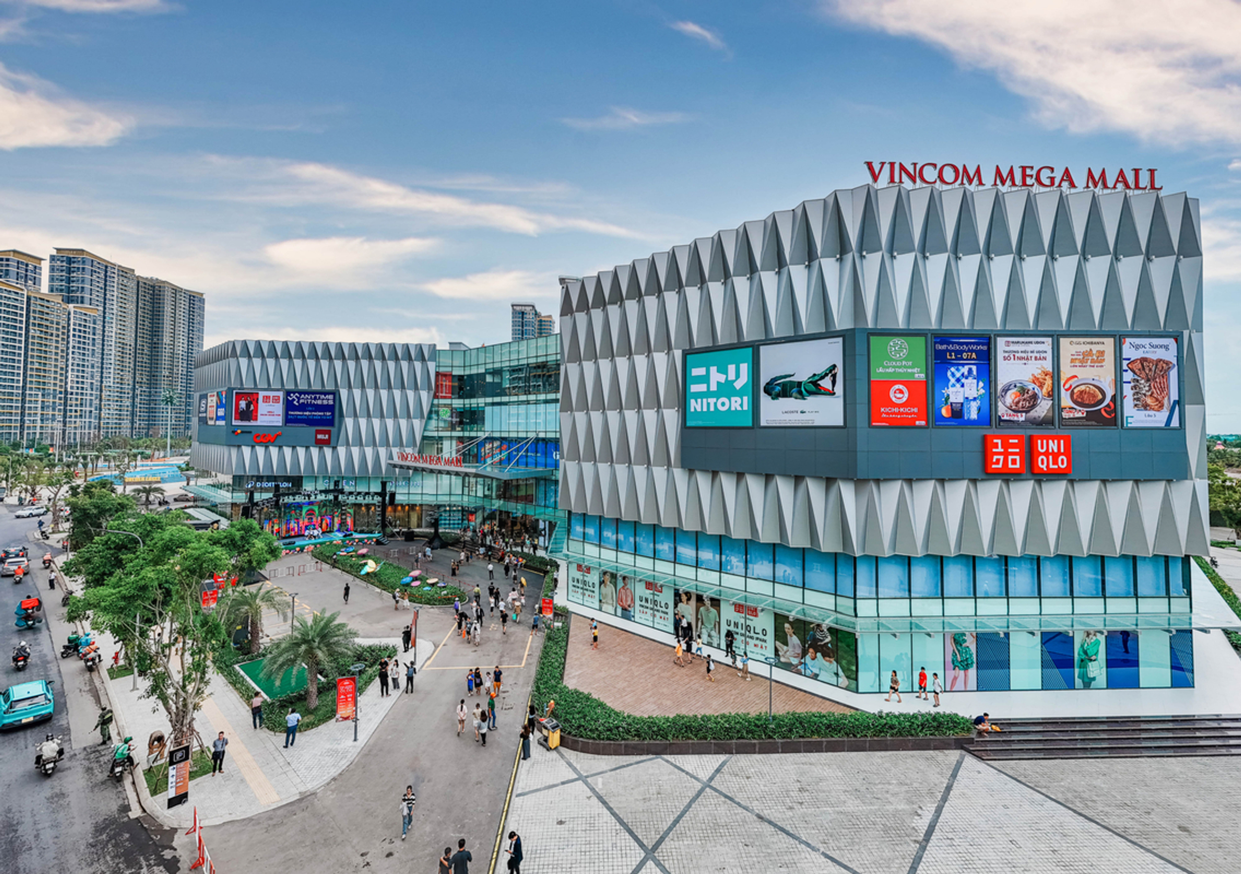 Vincom Mega Mall được thiết kế theo mô hình Park-in-Mall lớn nhất miền Nam, quy tụ hàng trăm thương hiệu thời trang, ẩm thực, rạp chiếu phim và khu chợ đêm sầm uất.