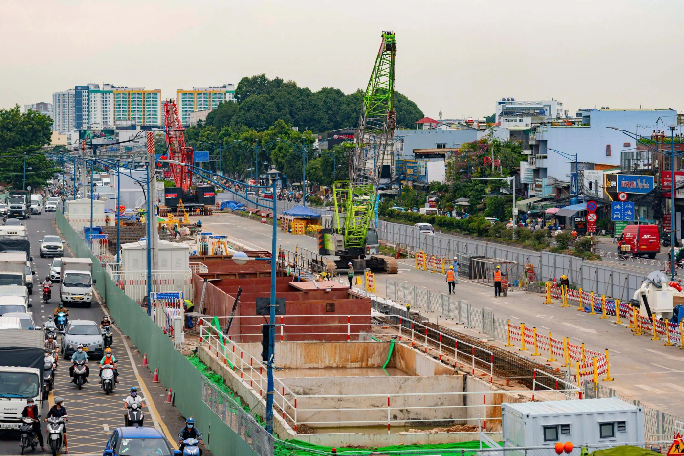 thi-cong-nha-ga-metro-so-2-ben-thanh-tham-luong.webp