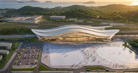 Lấy cảm hứng từ chuyển động bất tận của đại dương, Hạ Long Station - thuộc siêu đô thị 18 tỷ USD Vinhomes Global Gate Hạ Long in dấu bên Vịnh di sản qua những đường cong mềm mại tựa làn sóng. Khối mái vươn dài về phía biển, cùng ngôn ngữ kiến trúc hiện đại và những nét cắt dứt khoát, kiến tạo chuyển động hướng tới tương lai - biểu trưng cho tốc độ và khát vọng vươn xa.