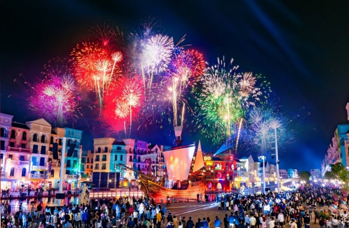 Toàn cảnh quảng trường K-Town, nơi diễn ra bắn pháo hoa Vinhomes Ocean Park