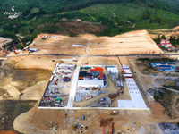 Giữa lòng di sản, "Thiên hạ đệ nhất hùng quan" Vinhomes Hải Vân Bay đang "thay da đổi thịt" từng giờ! Với sức mạnh chinh phục và uy tín từ chủ đầu tư Vinhomes, đại công trường lấn biển đang duy trì nhịp độ thi công thần tốc, hiện thực hóa tầm vóc của một đô thị biển đẳng cấp quốc tế