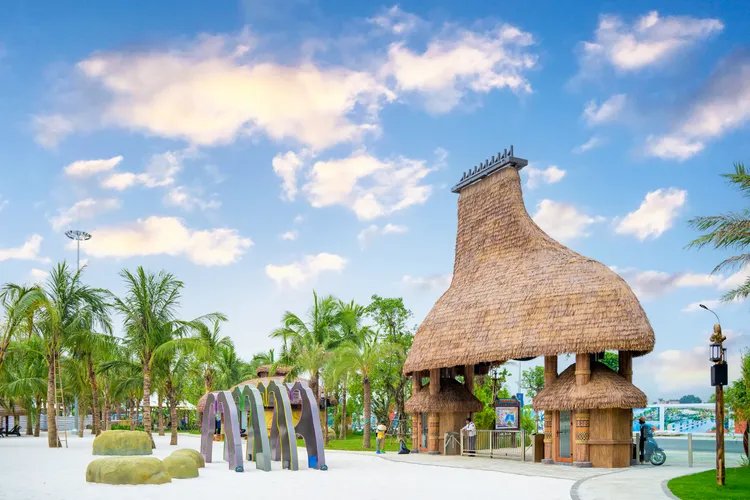 Hồ nước mặn nhiệt đới Tropical Lagoon