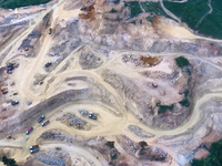 Giữa lòng di sản, "Thiên hạ đệ nhất hùng quan" Vinhomes Hải Vân Bay đang "thay da đổi thịt" từng giờ! Với sức mạnh chinh phục và uy tín từ chủ đầu tư Vinhomes, đại công trường lấn biển đang duy trì nhịp độ thi công thần tốc, hiện thực hóa tầm vóc của một đô thị biển đẳng cấp quốc tế