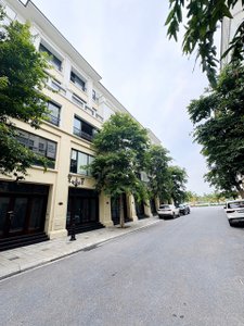Vị trí sát hồ nước mặn