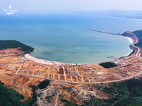 Giữa lòng di sản, "Thiên hạ đệ nhất hùng quan" Vinhomes Hải Vân Bay đang "thay da đổi thịt" từng giờ! Với sức mạnh chinh phục và uy tín từ chủ đầu tư Vinhomes, đại công trường lấn biển đang duy trì nhịp độ thi công thần tốc, hiện thực hóa tầm vóc của một đô thị biển đẳng cấp quốc tế