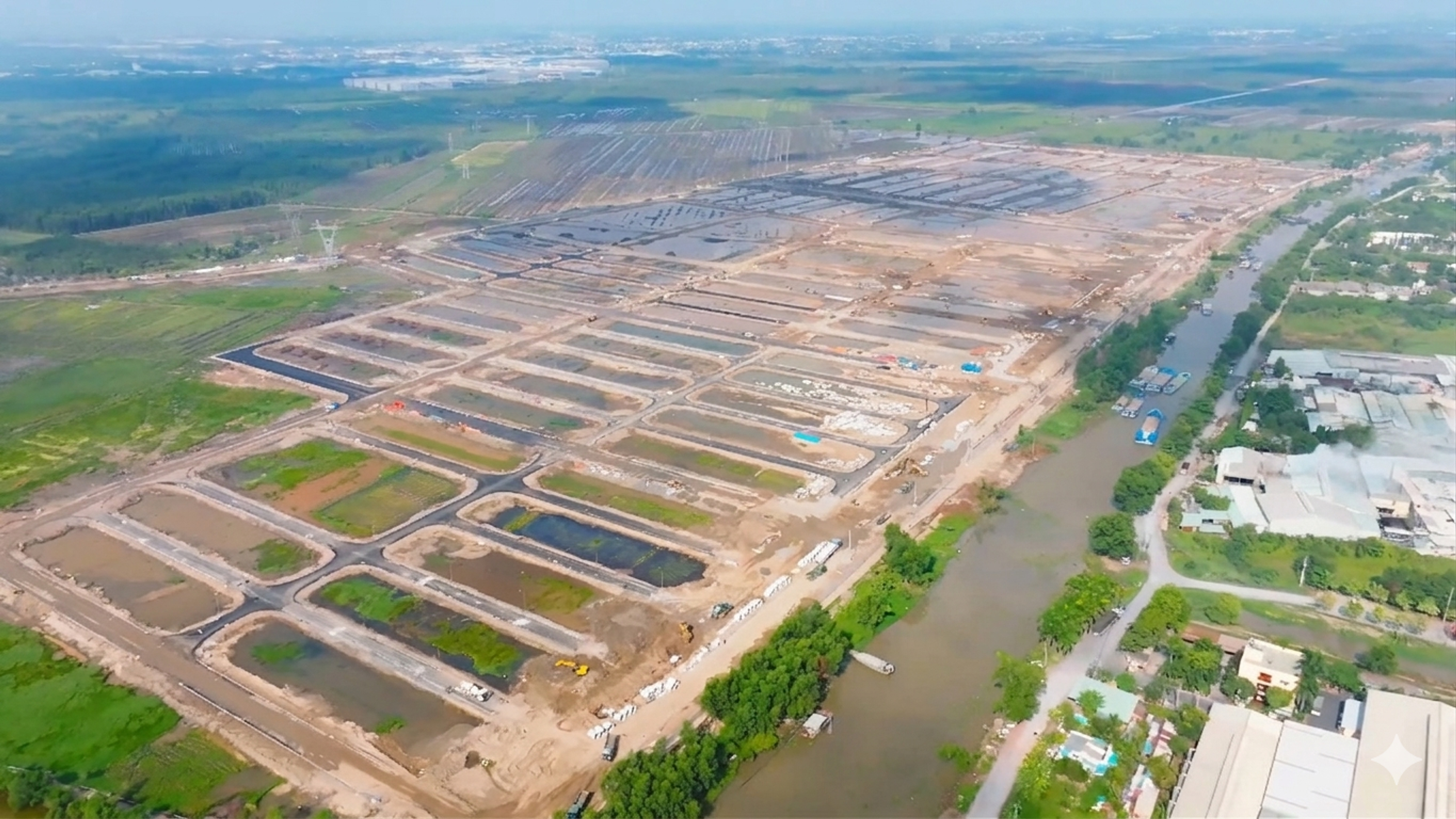 Các trục đường chính của đại đô thị đang dần lộ diện. Hệ thống cống thoát nước và các hạ tầng kỹ thuật ngầm đang được lắp đặt song song với việc lu lèn nền đường. Sự bài bản trong việc triển khai hạ tầng ngay từ đầu cho thấy tầm nhìn về một đô thị thông minh và bền vững.