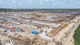 Bên cạnh đó, các khu vực dành cho hệ sinh thái Vinmec, Vincom và VinWonders cũng đang được định vị ranh giới và chuẩn bị các bước đầu tiên cho việc xây dựng phần thô. Sự đồng bộ trong thi công giữa nhà ở và tiện ích là phong cách quen thuộc của Vinhomes, nhằm đảm bảo khi cư dân về ở, các dịch vụ đẳng cấp đã sẵn sàng phục vụ.