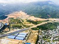 Giữa lòng di sản, "Thiên hạ đệ nhất hùng quan" Vinhomes Hải Vân Bay đang "thay da đổi thịt" từng giờ! Với sức mạnh chinh phục và uy tín từ chủ đầu tư Vinhomes, đại công trường lấn biển đang duy trì nhịp độ thi công thần tốc, hiện thực hóa tầm vóc của một đô thị biển đẳng cấp quốc tế