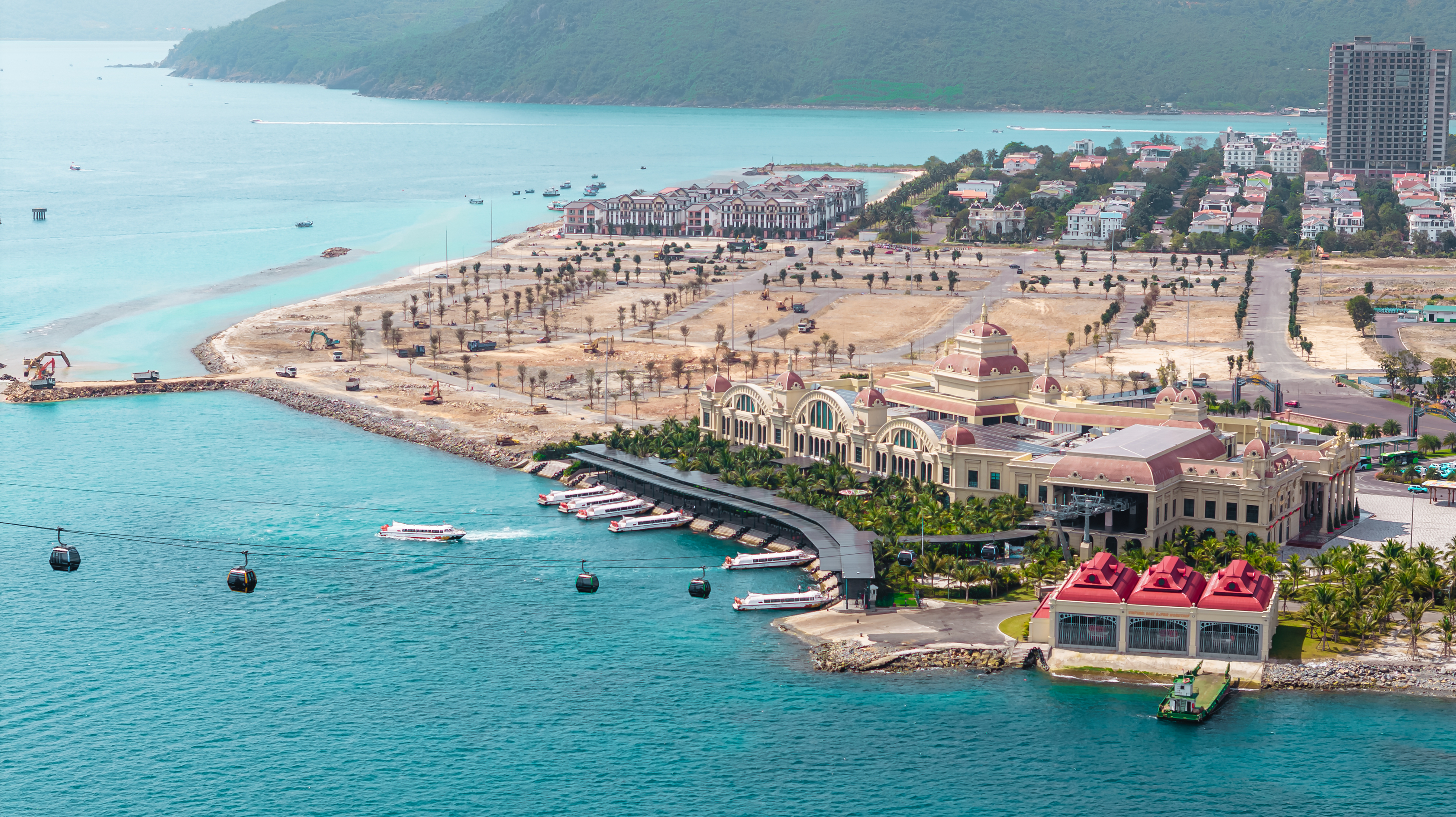 Vinhomes Pearl Bay Phú Quý tọa lạc tại số 9, đường Trần Phú, Nha Trang, Khánh Hòa – vị trí “kim cương” của thành phố Nha Trang, phía Đông Nam thành phố – ngay giao điểm hoàng kim giữa biển xanh và đô thị sầm uất