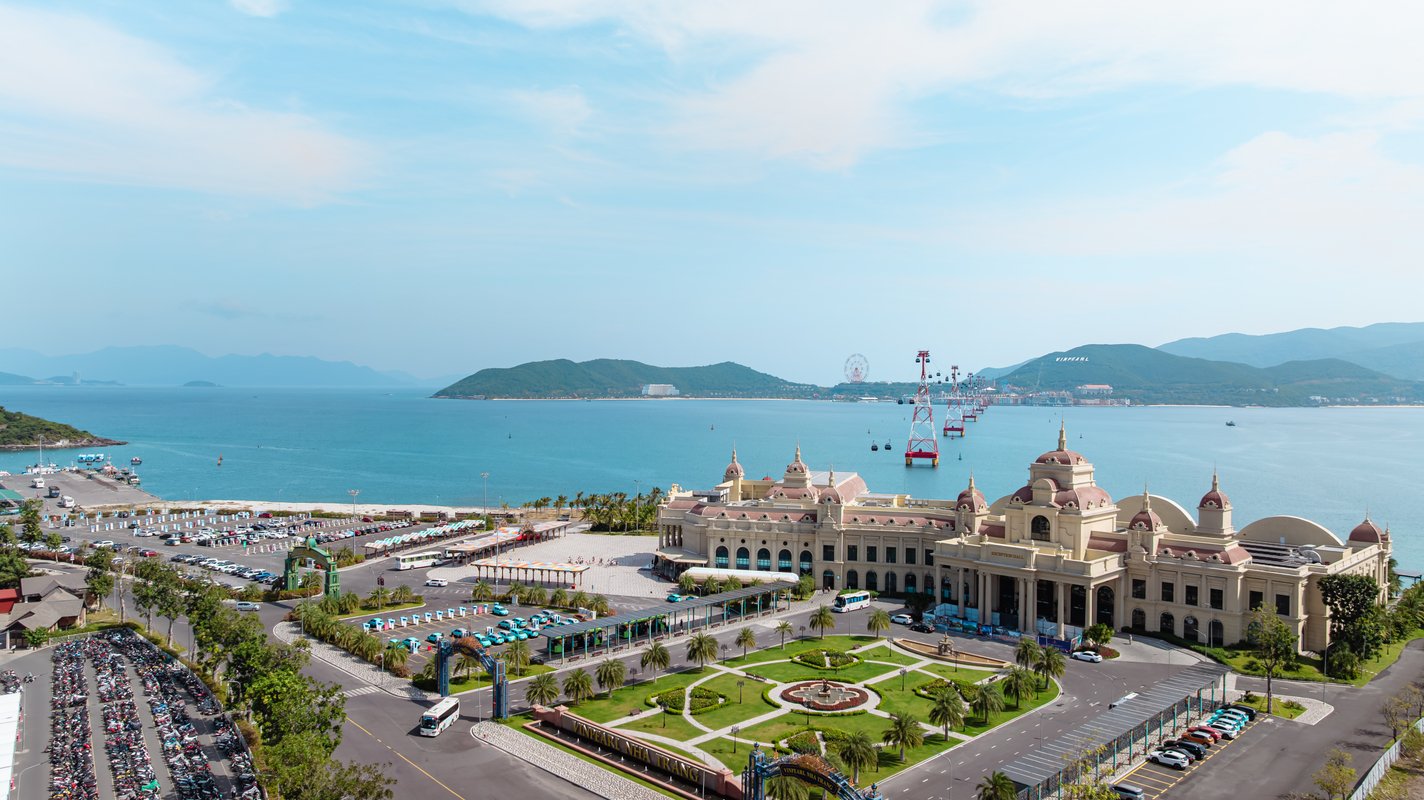 Cáp treo vượt biển biểu tượng: Dài hơn 3.320m, công suất tối đa 5.280 khách/giờ, mở ra hành trình ngắm trọn vịnh Nha Trang từ trên không.
