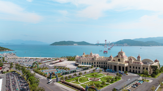 Cáp treo vượt biển biểu tượng: Dài hơn 3.320m, công suất tối đa 5.280 khách/giờ, mở ra hành trình ngắm trọn vịnh Nha Trang từ trên không.