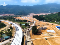 Giữa lòng di sản, "Thiên hạ đệ nhất hùng quan" Vinhomes Hải Vân Bay đang "thay da đổi thịt" từng giờ! Với sức mạnh chinh phục và uy tín từ chủ đầu tư Vinhomes, đại công trường lấn biển đang duy trì nhịp độ thi công thần tốc, hiện thực hóa tầm vóc của một đô thị biển đẳng cấp quốc tế